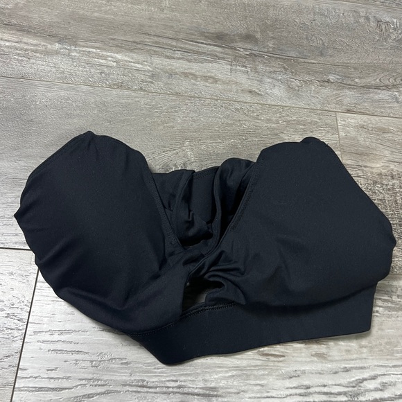 Fabletics Oasis Twist Medium Impact Sports Bra - Picture 7 of 9